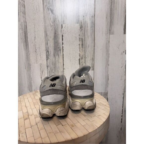 NEW BALANCE LOW TOP SNEAKERS GREY 9060 Gray Used size men’s 10.5 woman’s 12